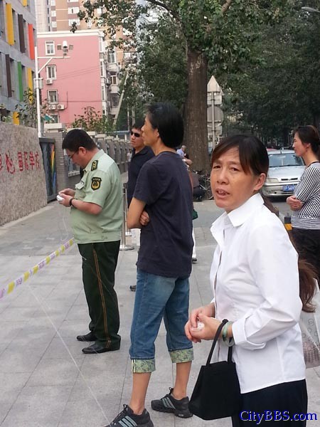 这位阿姨告诉我们，她是替主人来接孩子的，自己是保姆。她说这学校的收费太高了，她一年的工资都交不了一个 ...