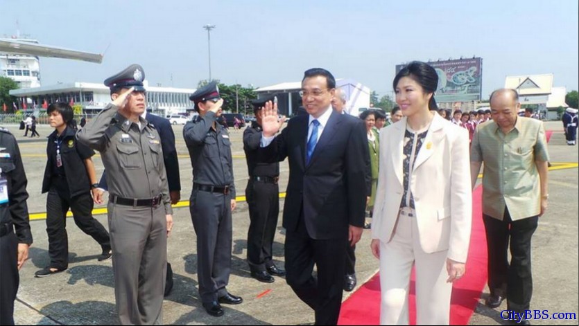 李克强在泰国总理英拉陪同下参观清迈