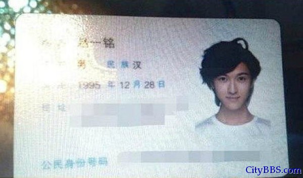 中国男子赵一铭因美貌走红韩国论坛