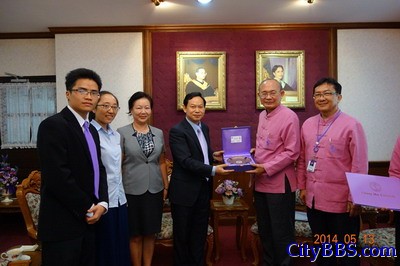 驻清迈总领事巢小良拜会清迈大学校长