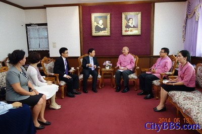 驻清迈总领事巢小良拜会清迈大学校长