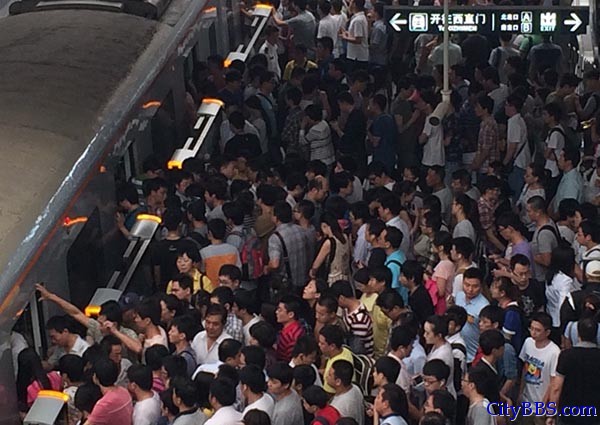 英国记者体验北京地铁1.jpg