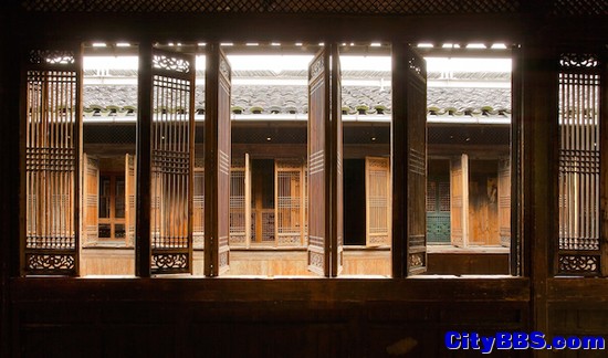 200年徽派古建筑因拆迁废弃 被运往美国重建