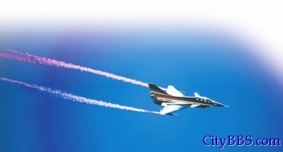 中国空军歼-10表演机首次在泰国升空表演