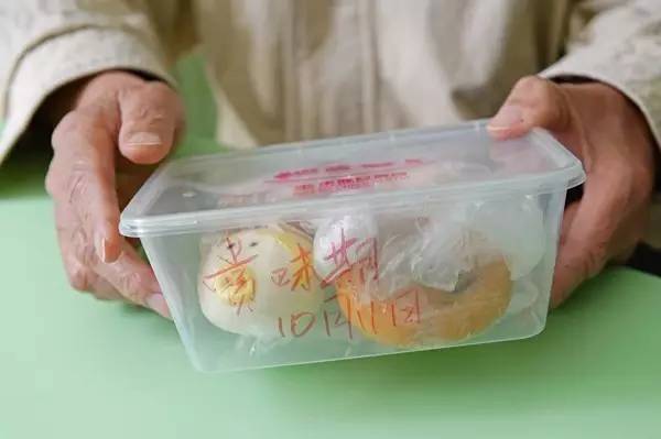 上海街头出现一台食物免费冰箱