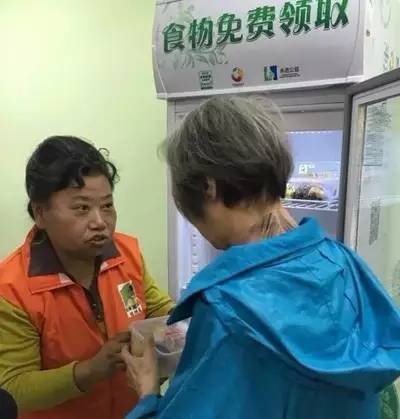 上海街头出现一台食物免费冰箱