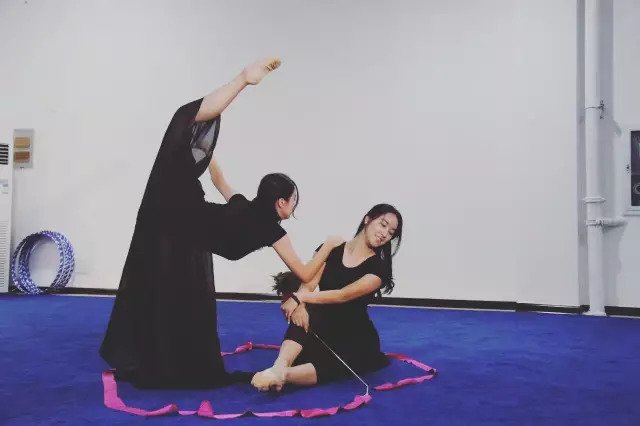 浙江大学学霸双胞胎走红 高颜值还有大长腿 