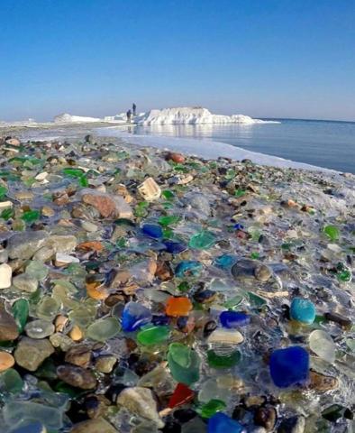 大量废弃酒瓶丢满沙滩没想到大海打造出奇迹