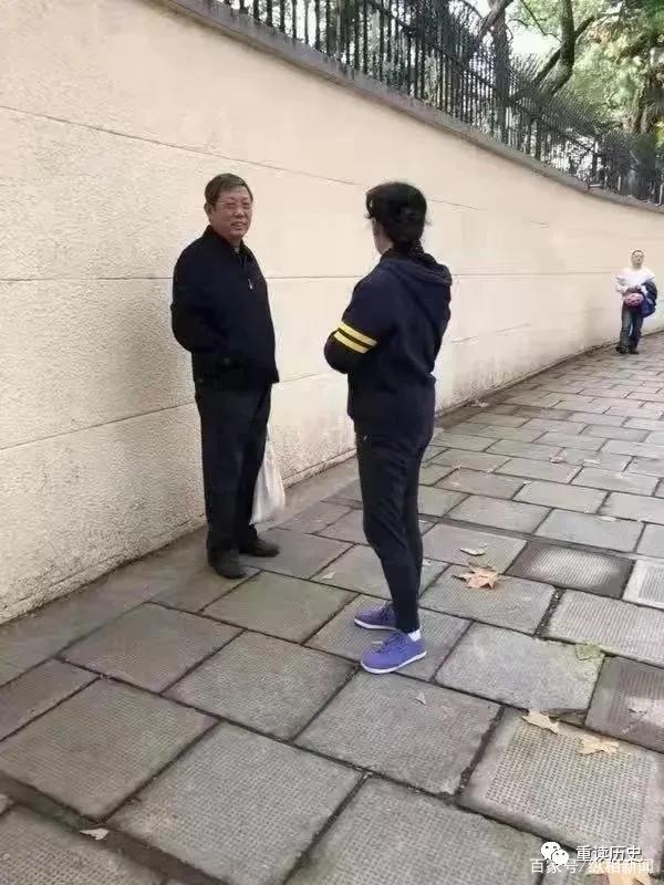 杨雄拎马甲袋从超市回来