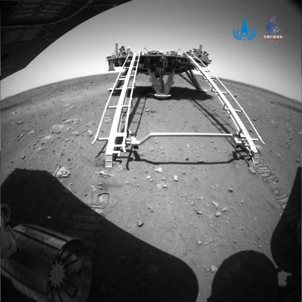 “祝融号”火星车成功驶上火星表面