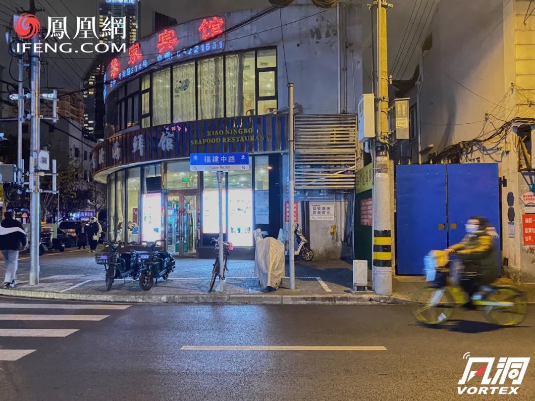 夜里的福建中路路口