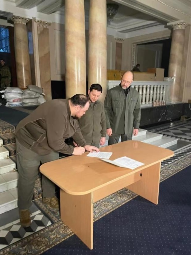 乌总统泽连斯基签署加入欧盟的正式申请文件