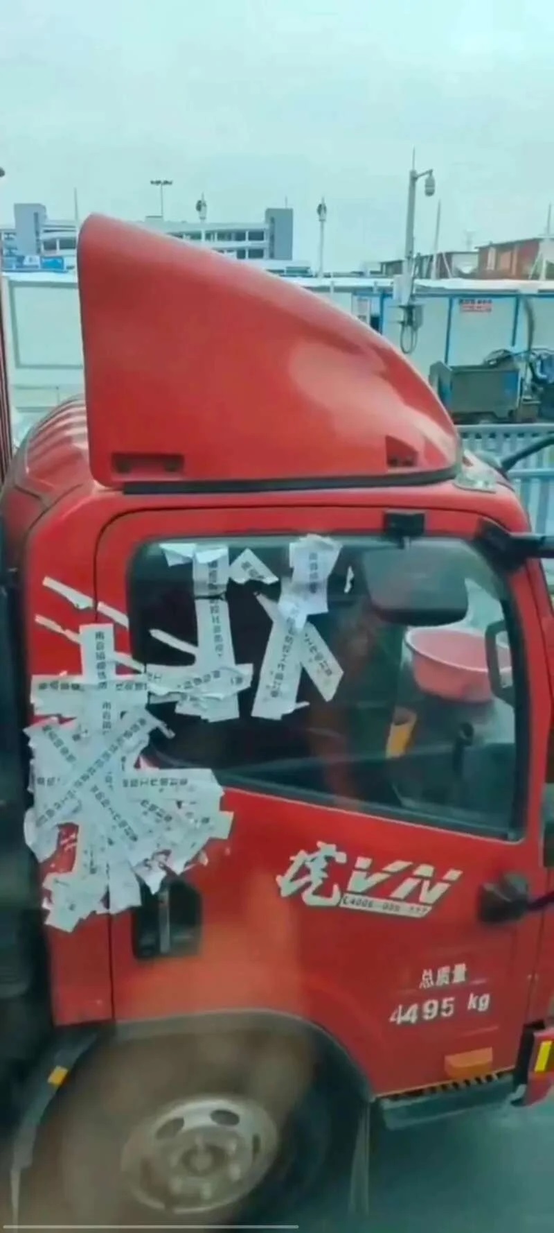 被封的货车.jpg