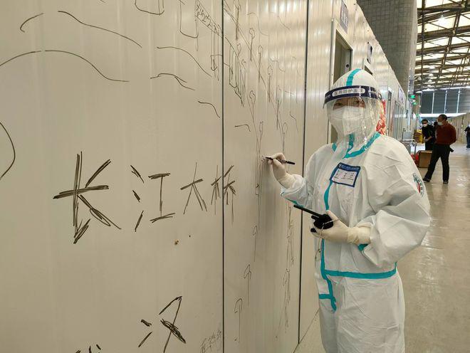 进入方舱，王玉兰以医护的视角，记录下医院里的种种
