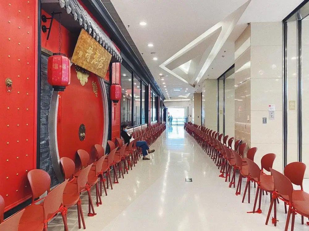很多店都关着灯，等位的座椅几乎空无一人