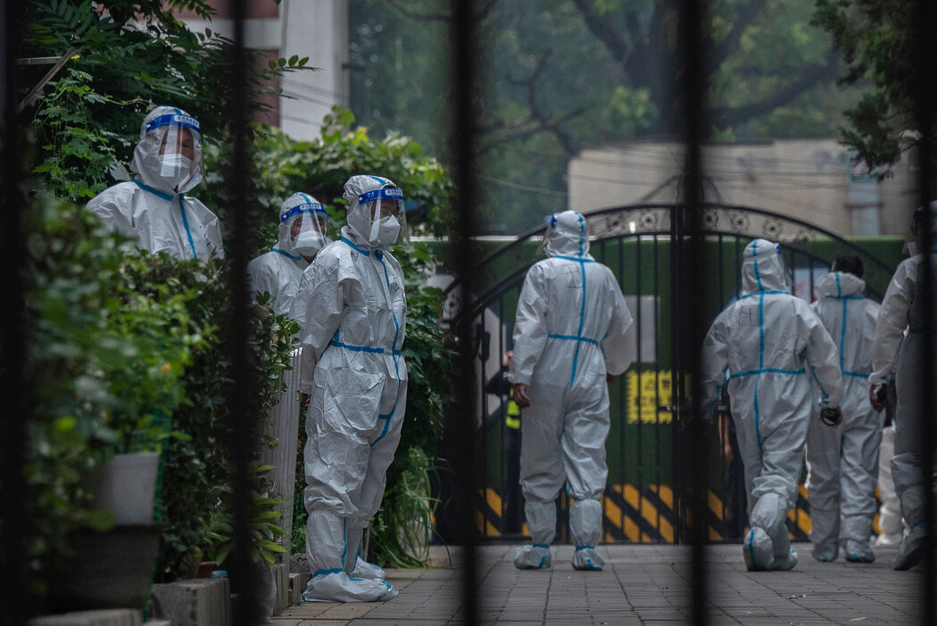 卫生和安全人员进入了一个被封锁的大院
