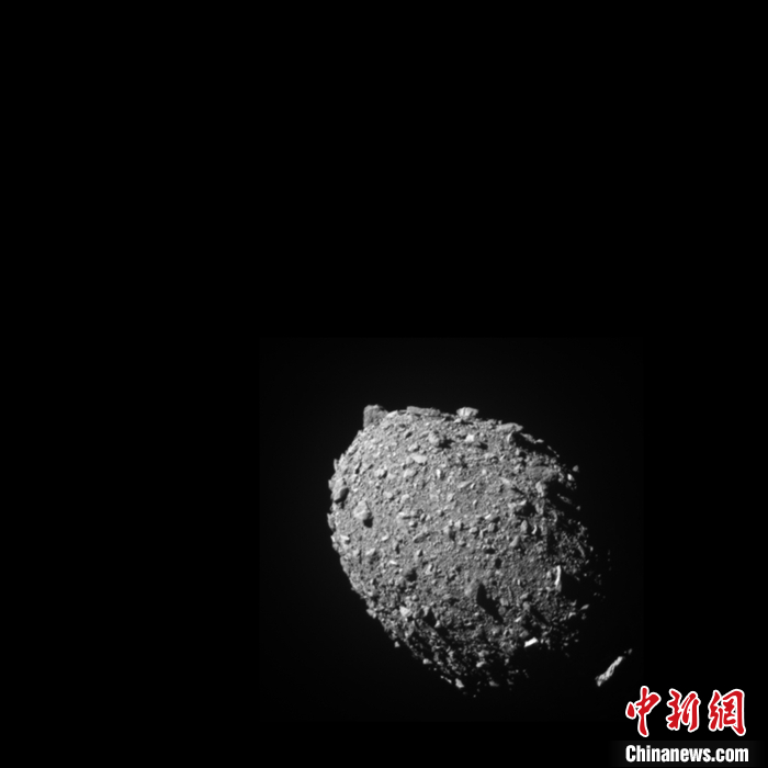 图为DART航天器所携设备拍摄的“迪莫弗斯”影像，此时距离撞击仅剩11秒