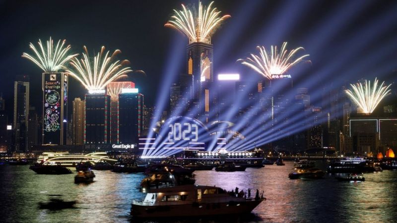 香港维多利亚港未有举行大规模烟花表演，改以小规模烟火和绚丽的灯光表演庆祝新年 ...
