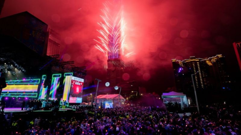 台北101摩天大楼的新年烟火点亮夜空