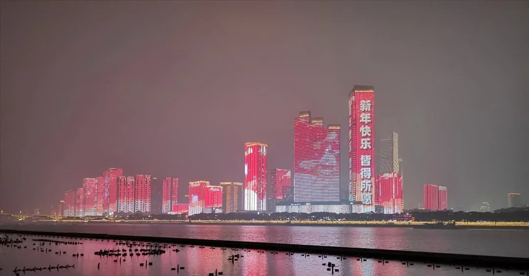 橘子洲作为长沙的标志性建筑，这里的夜景很美，是长沙晚上最浪漫的地方之一 ...