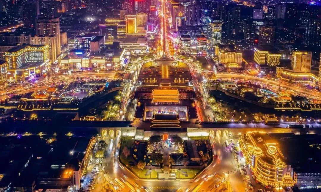 西安的夜景以盛唐文化为背景，唐风元素为主线，璀璨的灯光再搭配各种音乐、歌舞及水秀表演，让你有种穿越到 ...