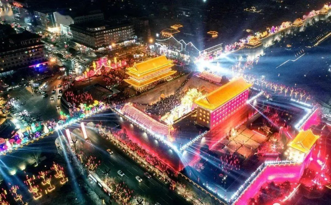 西安的夜景以盛唐文化为背景，唐风元素为主线，璀璨的灯光再搭配各种音乐、歌舞及水秀表演，让你有种穿越到 ...