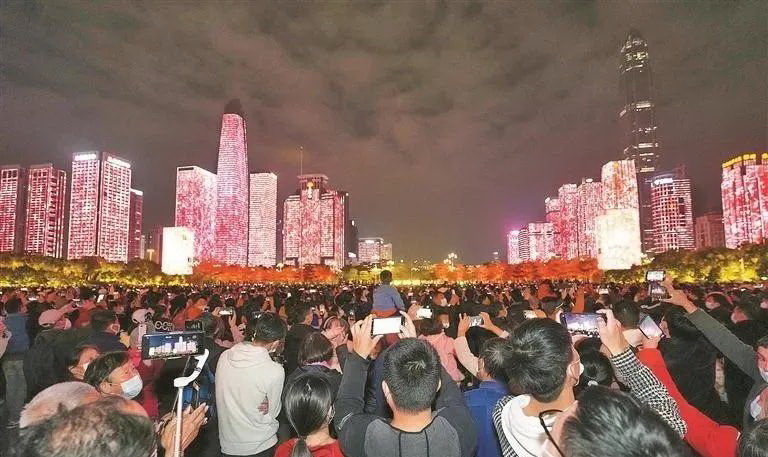 夜晚的深圳更是美轮美奂，灯光设计有其独特的魅力