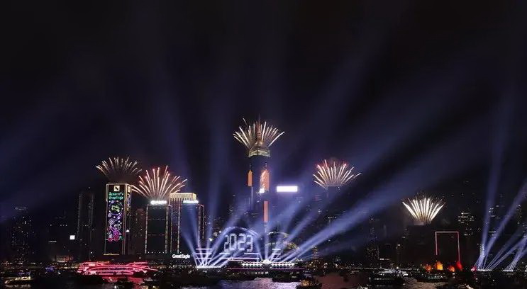 香港的夜景曾被誉为世界三大夜景之一，夜晚的香港光怪陆离，梦幻迷离中透露着万种风情.jpg