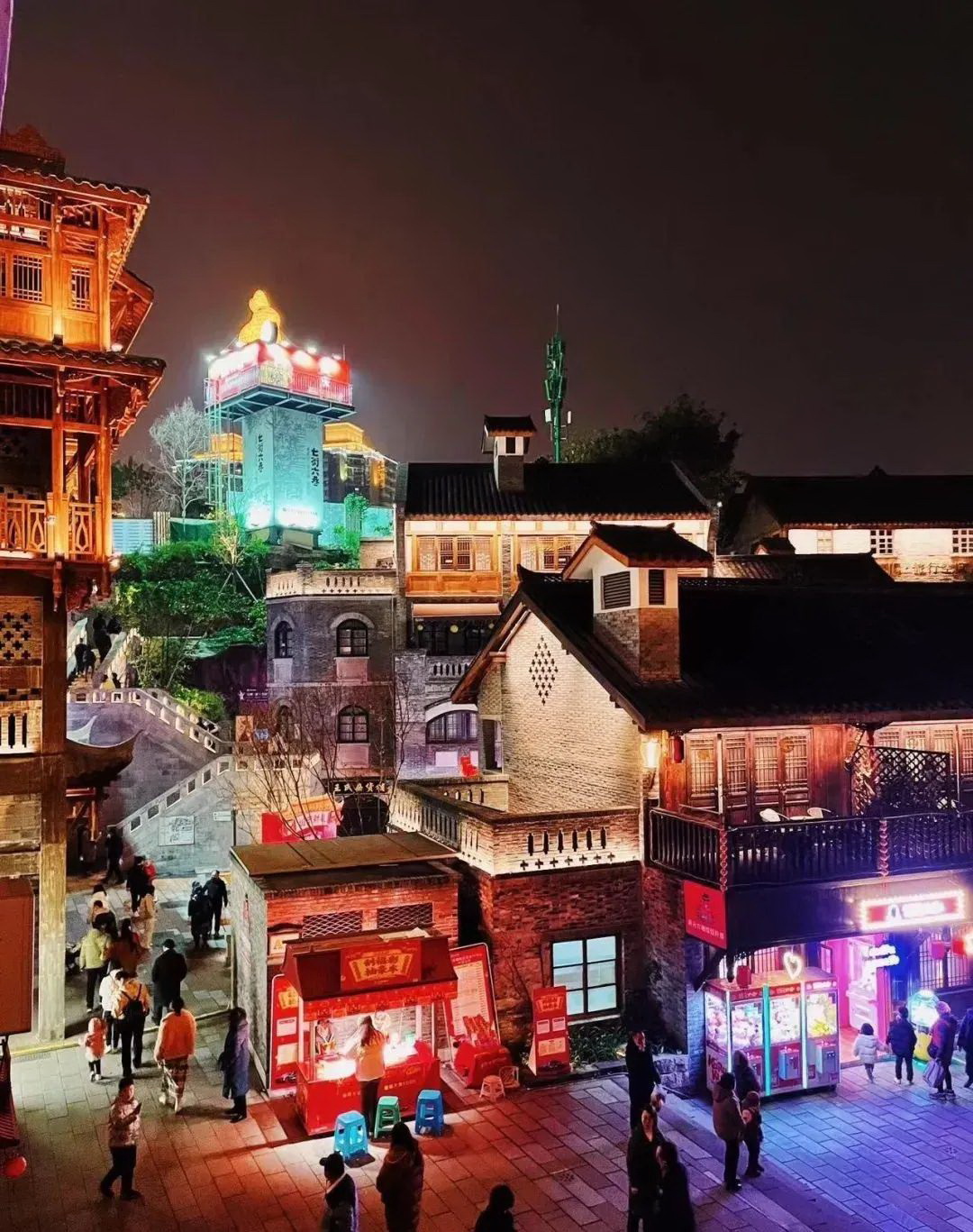 重庆经典老街区十八梯的夜景，街区中的店铺沿着山势错落有致，咖啡店、美食铺、西餐馆……尽显山城层峦叠嶂 ...