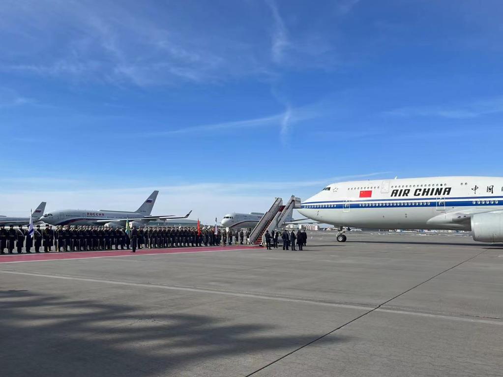 习主席抵达莫斯科，俄方隆重欢迎