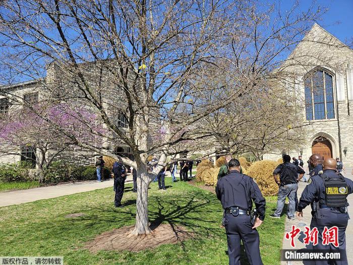 2023年3月27日，美国田纳西州纳什维尔一小学发生枪击案，图为当地警员在现场 ...
