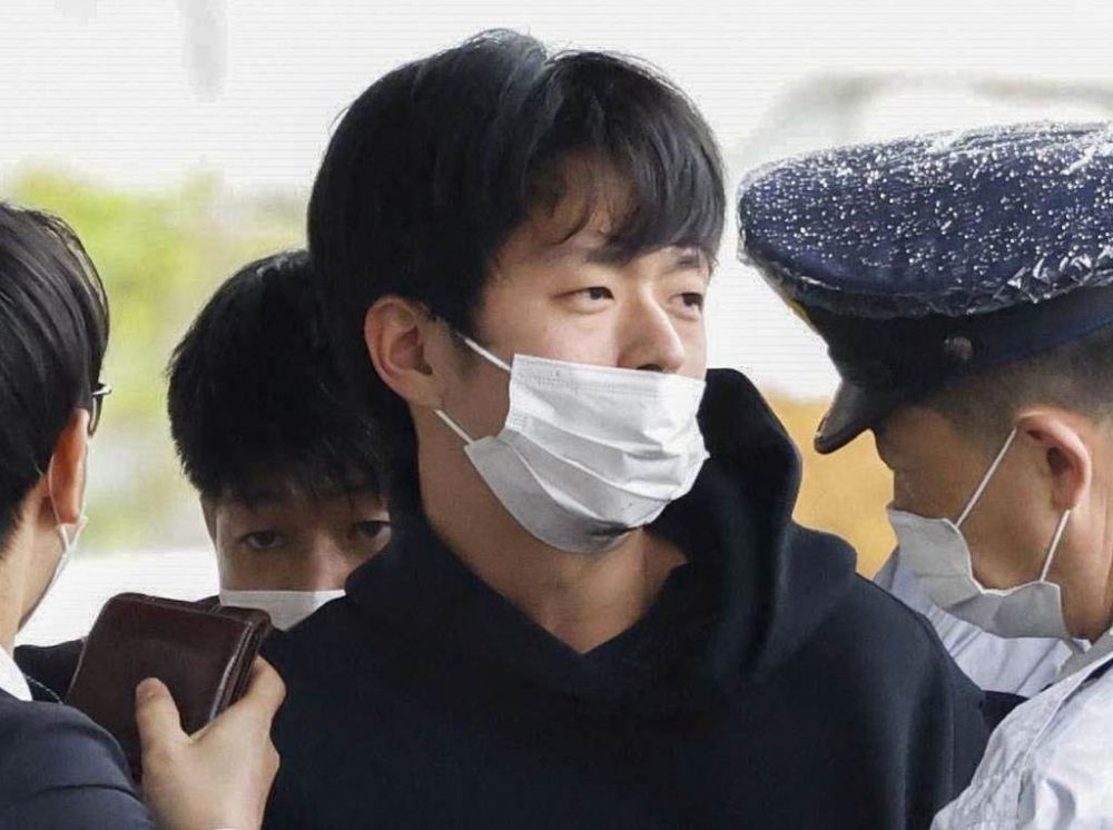 日本首相岸田文雄15日在为众院和歌山1区补选助选期间，24岁男子木村隆二在现场投掷烟雾弹 ...
