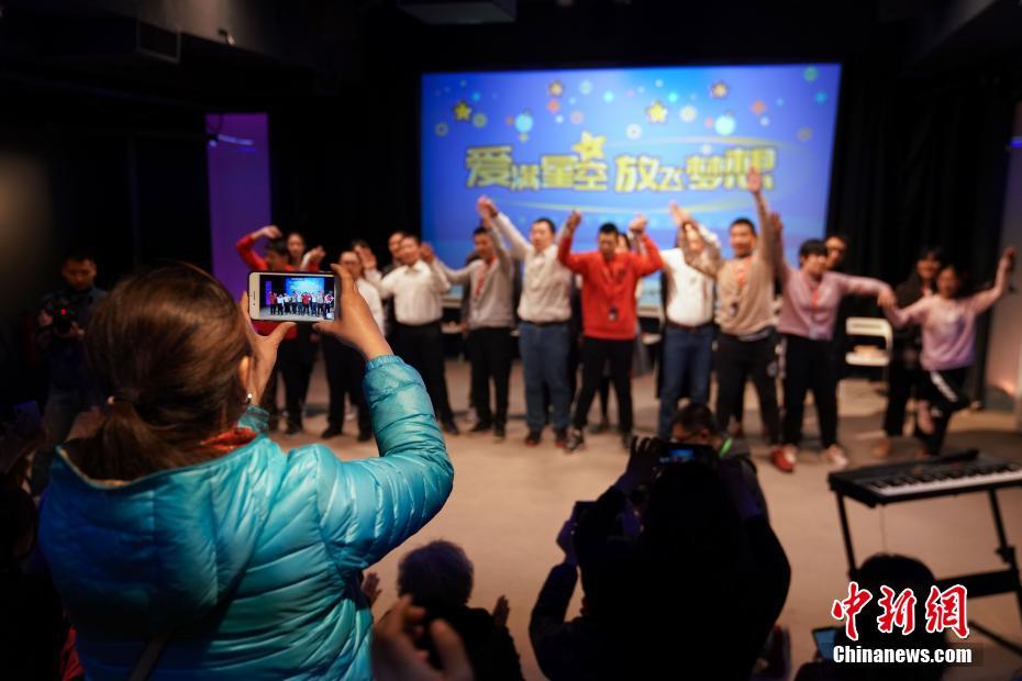 一名孤独症患者的家人拍摄现场文艺表演