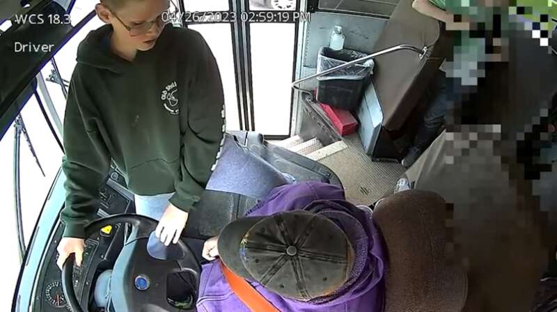 Dillon同学成功刹停了校车