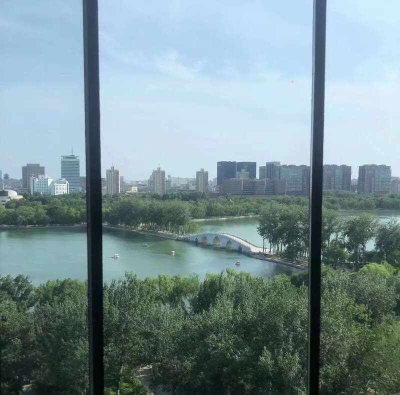 从钓鱼台七号的房屋里看出去，就是玉渊潭公园的湖心