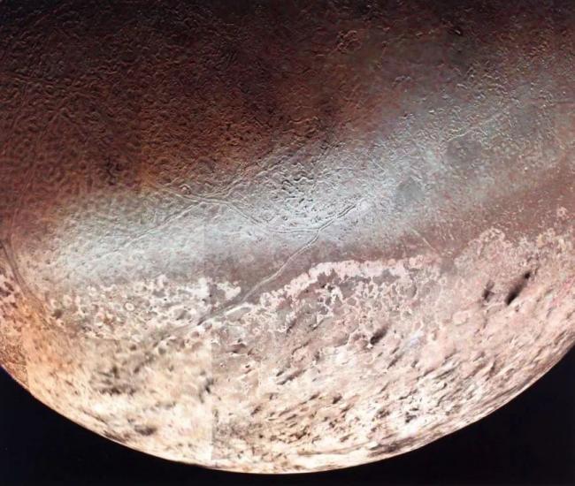 1989年8月25日，旅行者2号宇宙飞船拍摄的海王星最大的卫星特里同（Triton）