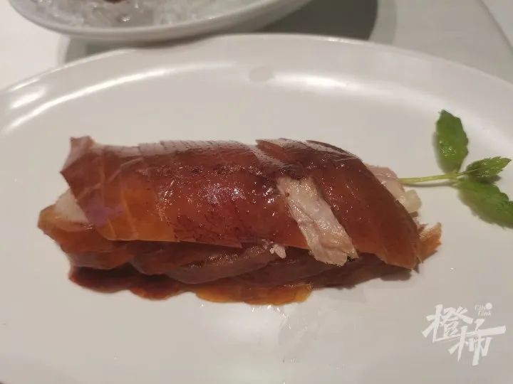 人潮拥挤的不只是故宫里面，还有故宫外面的烤鸭店