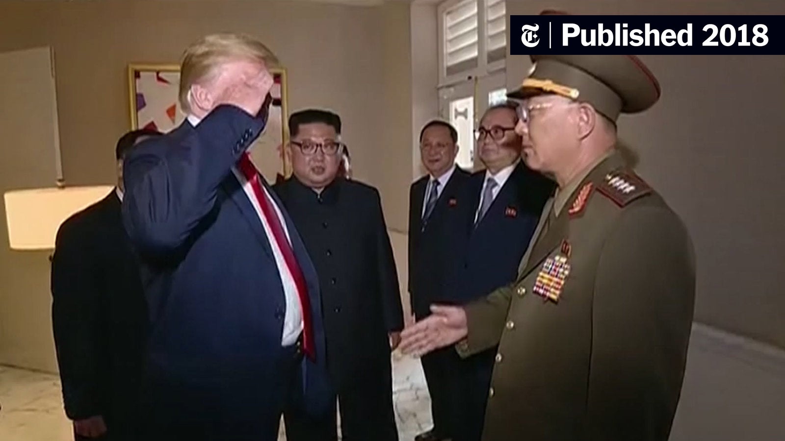 美国前总统特朗普会见朝鲜将军时也向他敬礼