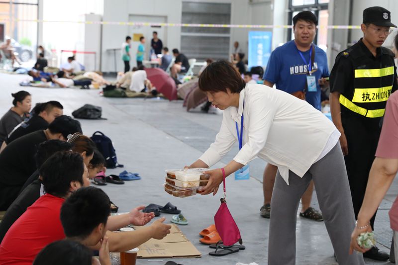 8月1日，工作人员为安置点村民发放午餐