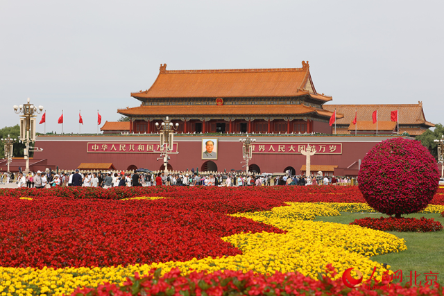 祝福祖国”巨型花篮亮相天安门广场
