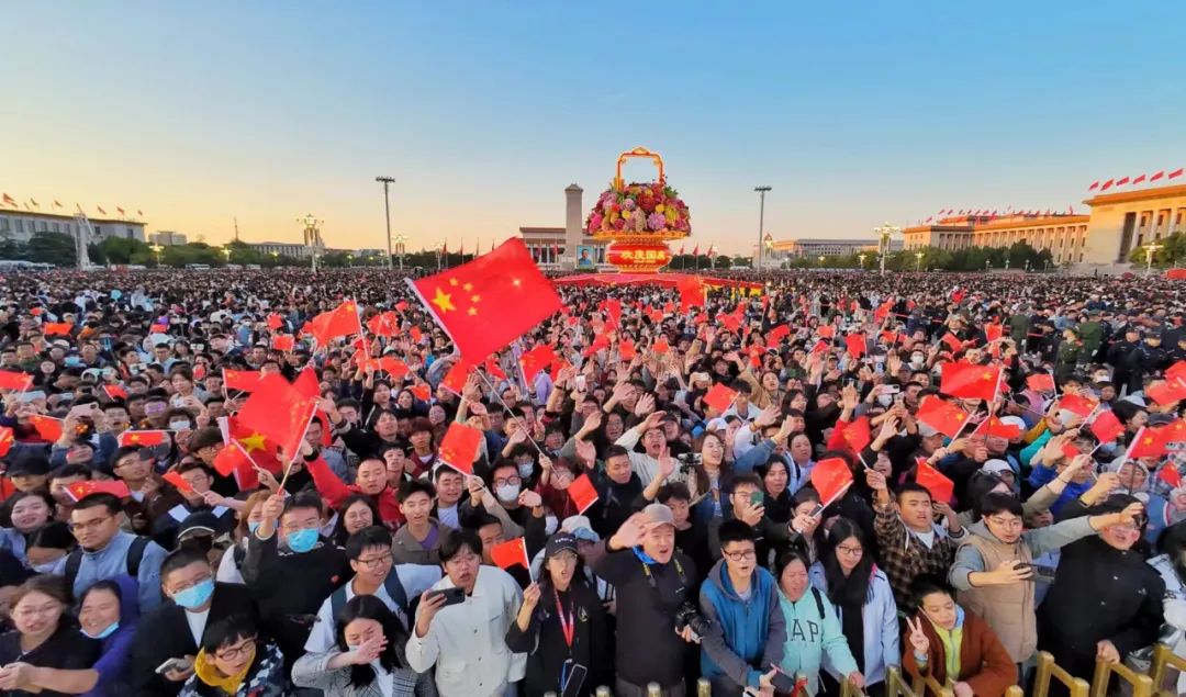 升国旗奏国歌30万人齐聚天安门广场为祖国庆生