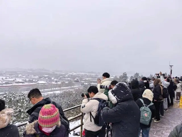 感受雪后京城！摄影爱好者齐聚景山公园