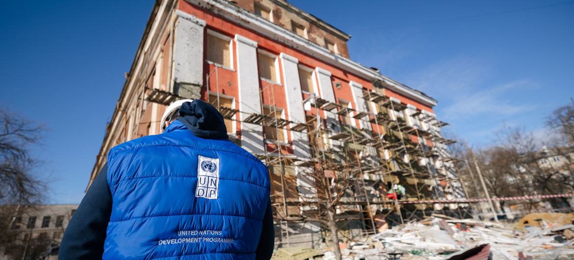 乌克兰米科莱夫一所被战争破坏的学校正在修复中