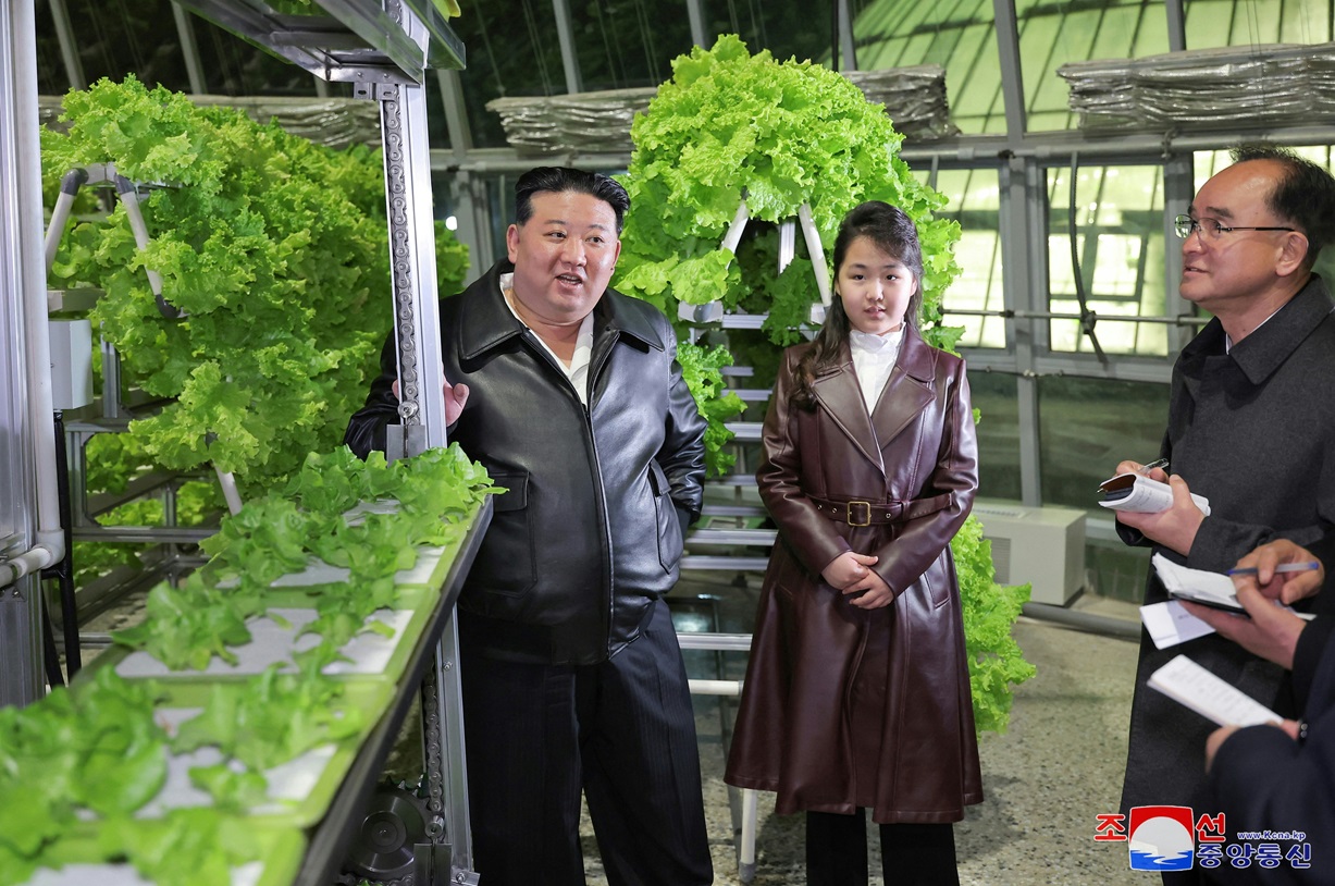 金正恩和金朱爱一同视察一间温室农场