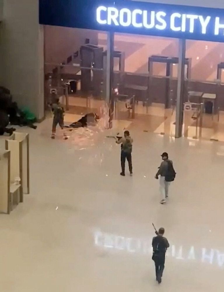 枪手于上周五晚袭击了莫斯科郊外的“番红花城”音乐厅