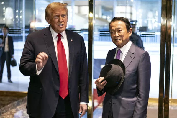 川普与麻生太郎会面