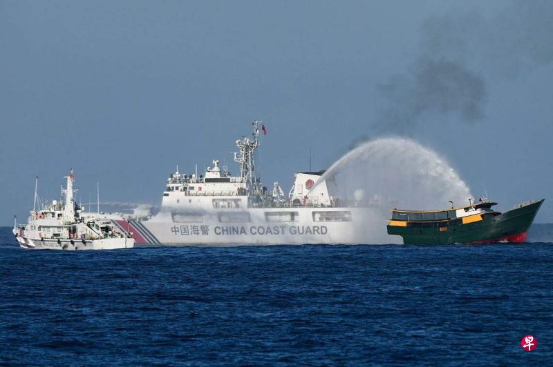 中国海警船在南中国海争议水域的仁爱礁附近，向菲律宾补给船（右）发射水炮 ...
