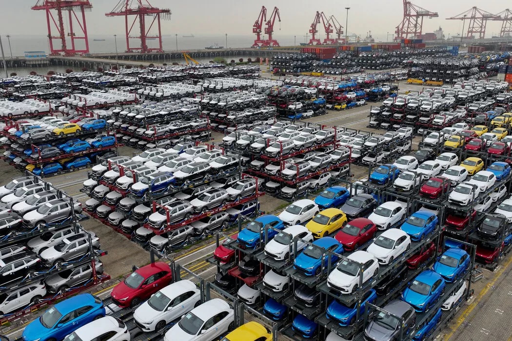 中国苏州，准备出口的电动汽车