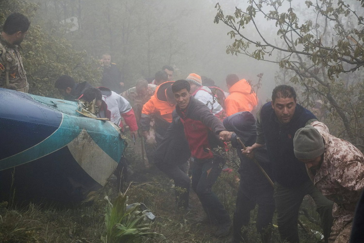红新月会的救援人员在海拔2500米的地方发现直升机残骸