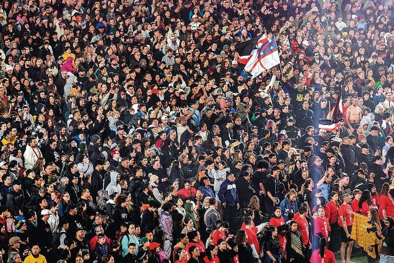 6000多人在新西兰奥克兰市伊甸公园球场共同跳起毛利人的哈卡舞
